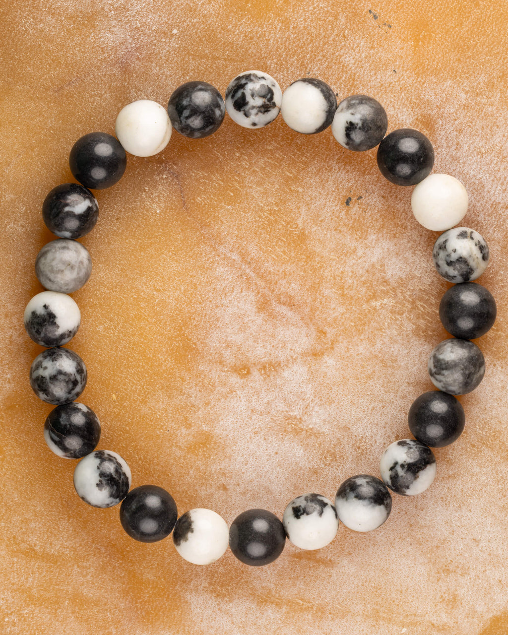 Pulsera de Jaspe Cebra de 8 mm, pieza completa en círculo sobre superficie ámbar