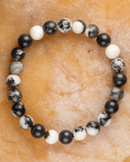 Pulsera de Jaspe Cebra de 8 mm, pieza completa en círculo sobre superficie ámbar