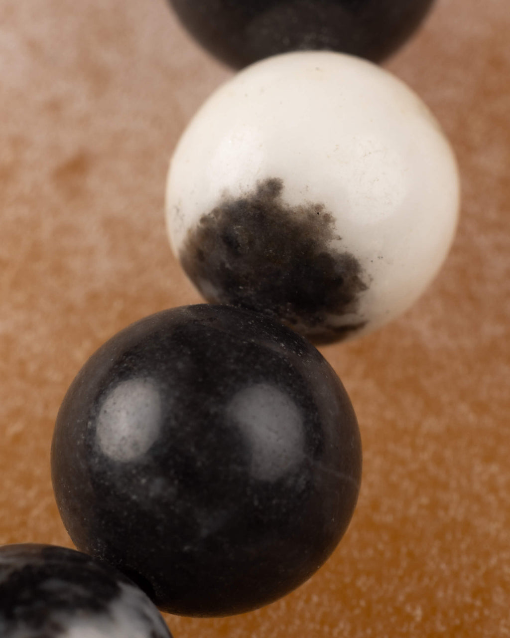 Detalle macro de cuentas blancas y negras del Jaspe Cebra