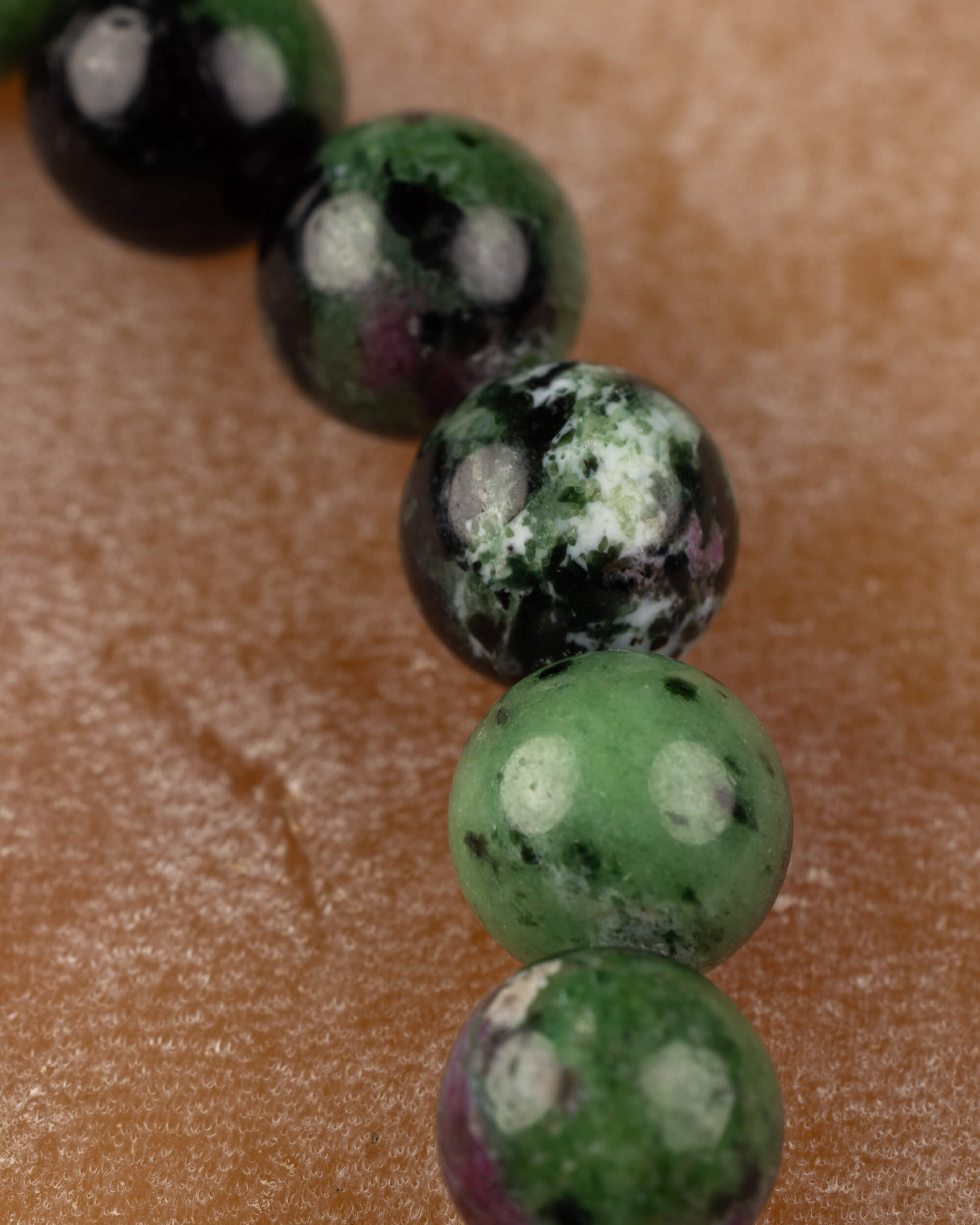 Macro de cuentas de Zoisita verdes y negras de la pulsera vistas de cerca