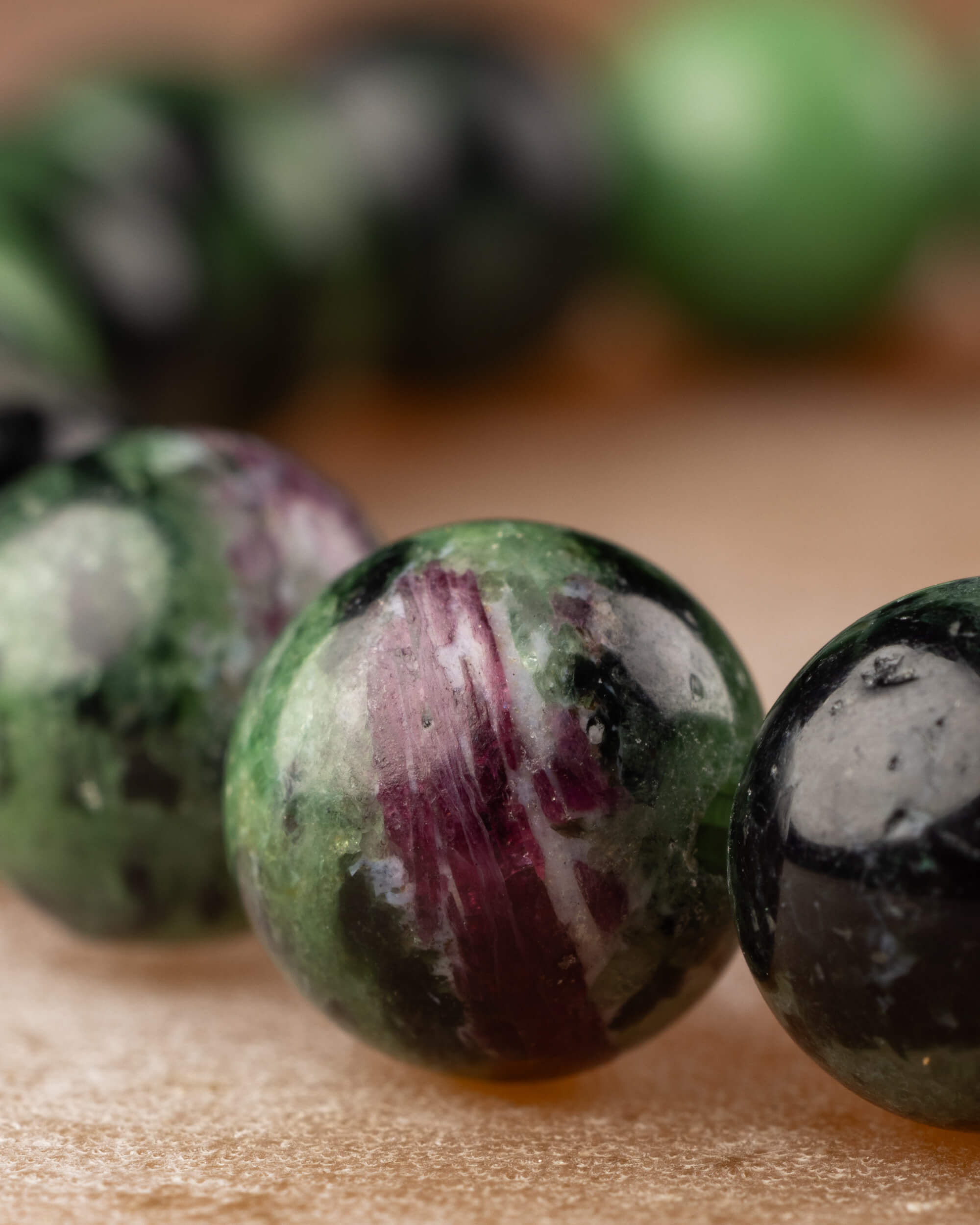 Perspectiva de la pulsera de Zoisita, cuentas verdes con vetas rosadas al frente