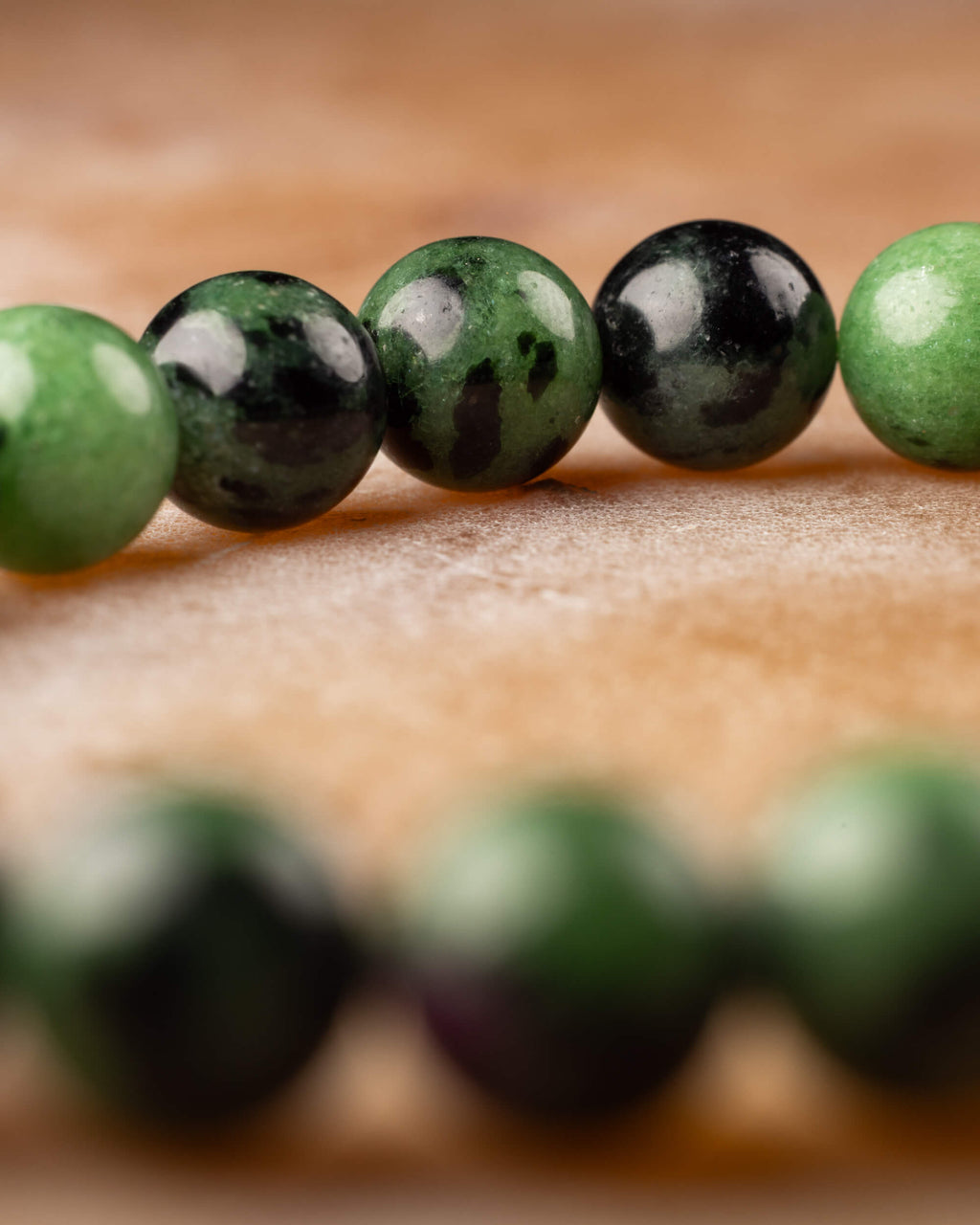 Perspectiva de dos vueltas de la pulsera de Zoisita, cuentas verdes y negras