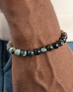 Pulsera de Turmalina Multicolor puesta en la muñeca, mostrando el tramo de tonos verdes y negros