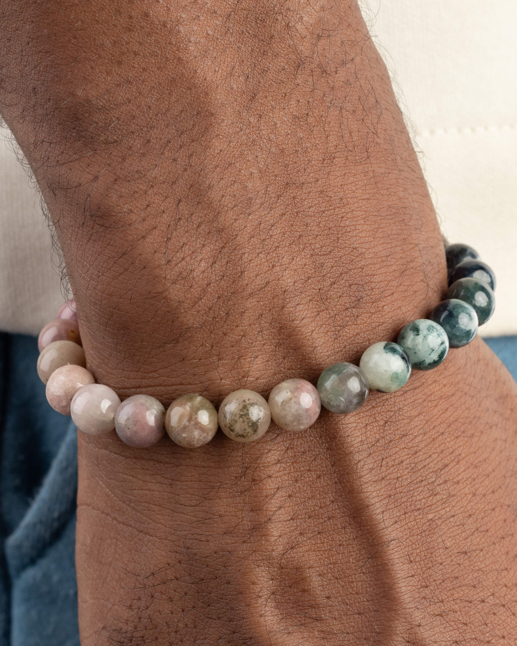 Pulsera de Turmalina Multicolor puesta en la muñeca, con el tramo rosa y verde a la vista