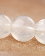 Detalle macro de cuentas de la Piedra Luna mostrando su transparencia lechosa