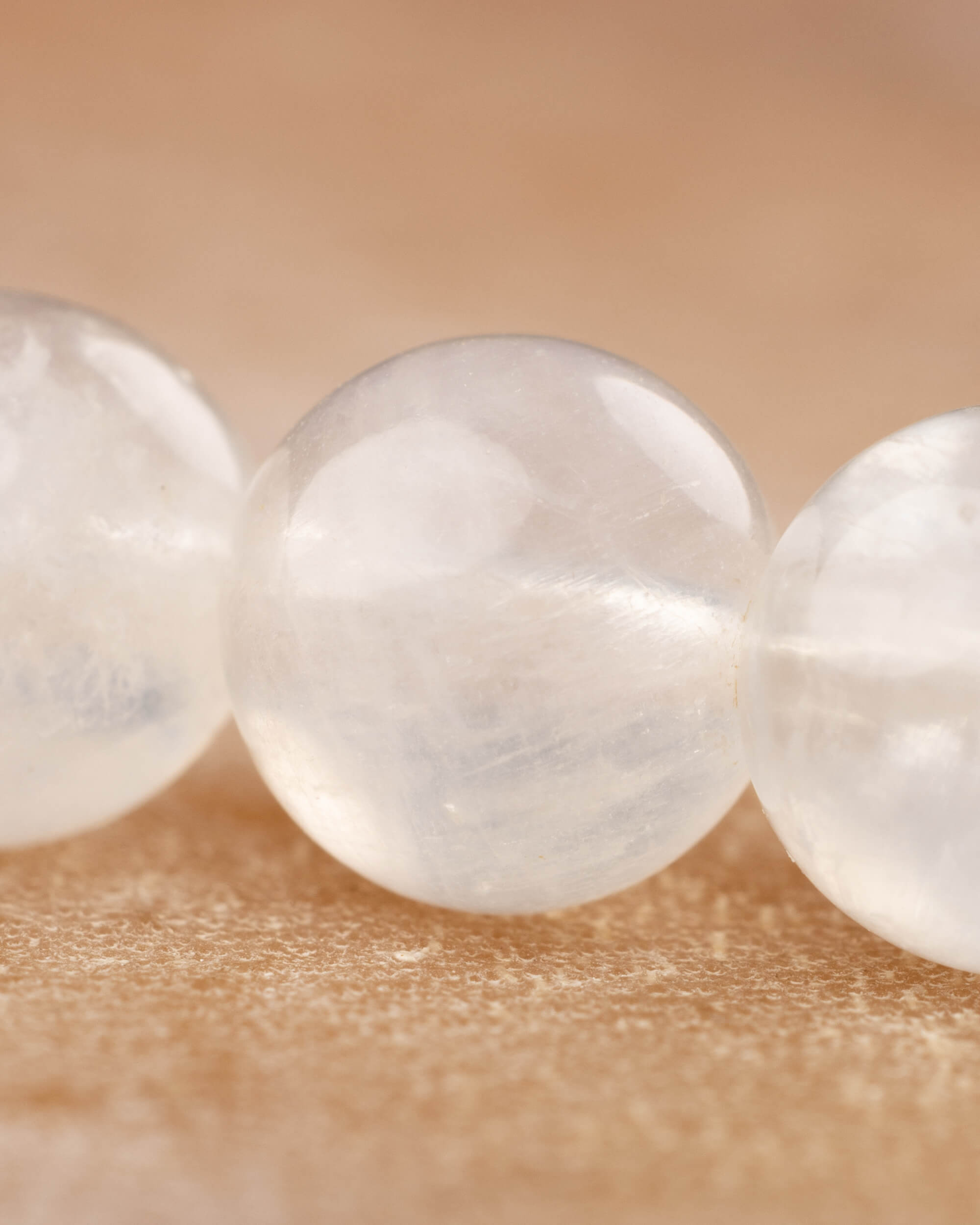 Detalle macro de cuentas de la Piedra Luna mostrando su transparencia lechosa