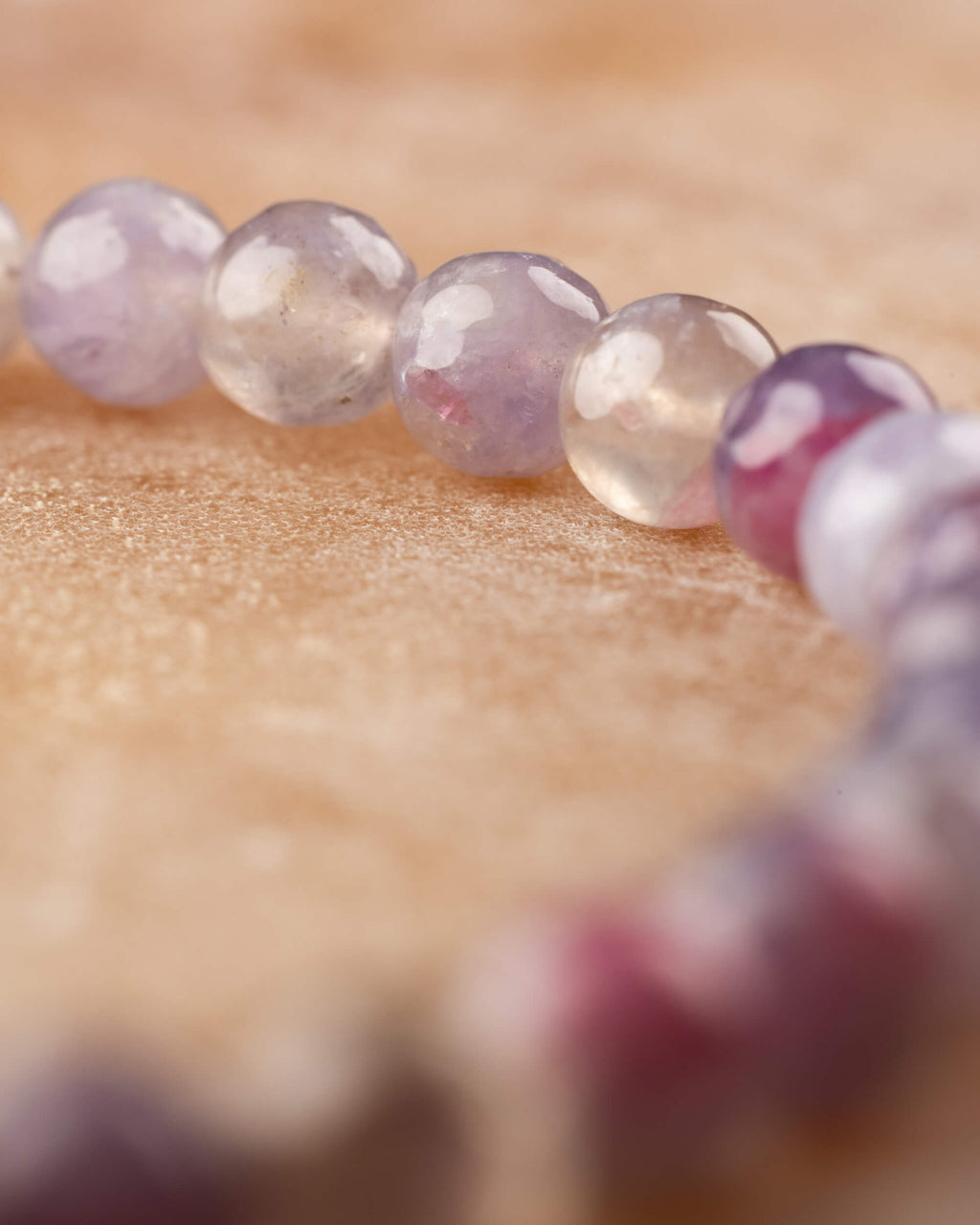 Detalle macro de las cuentas de Turmalina Rosa siguiendo la curva de la pulsera