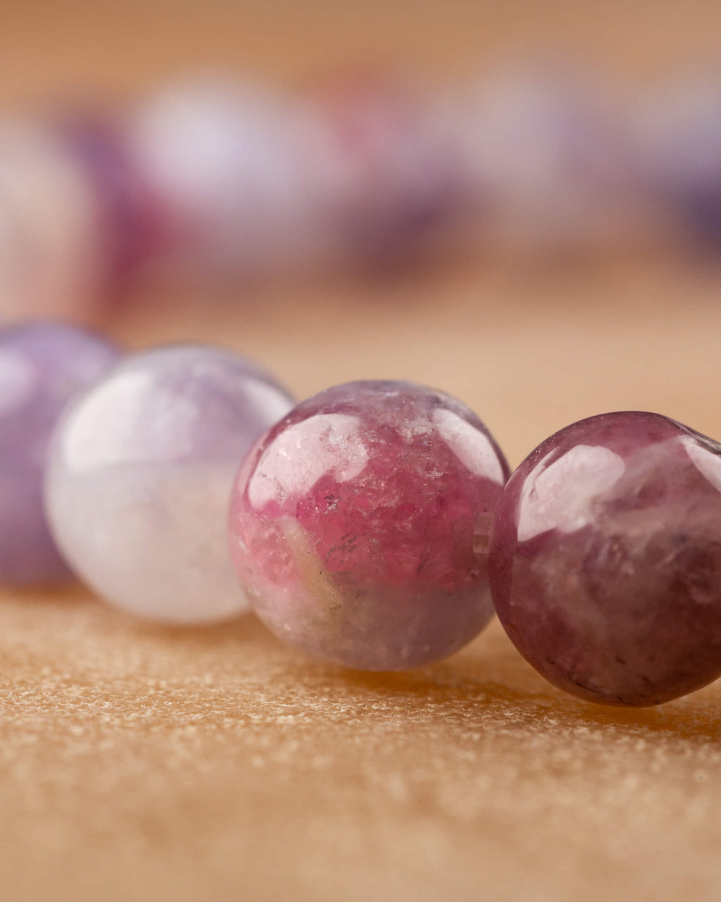Detalle macro de las cuentas de Turmalina Rosa, tonos lila y morado en linea