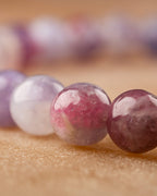 Detalle macro de las cuentas de Turmalina Rosa, tonos lila y morado en linea