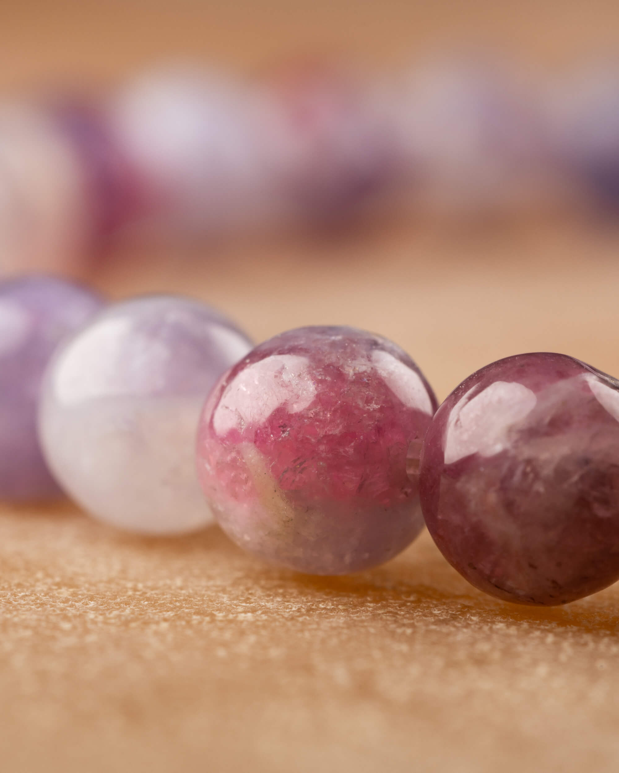 Detalle macro de las cuentas de Turmalina Rosa, tonos lila y morado en linea