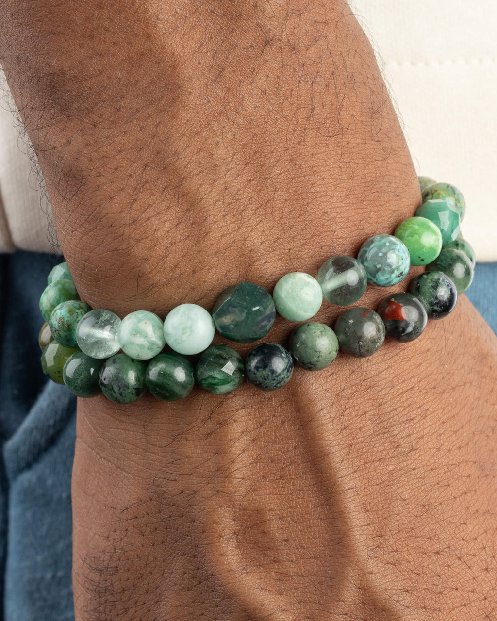Codificador Corazon puesto en la muñeca junto a otra pulsera, tonos verdes