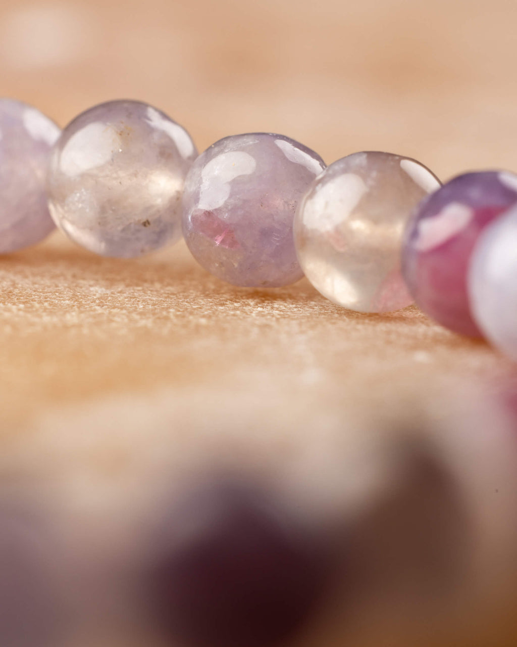 Detalle macro de las cuentas de Turmalina Rosa, tonos lila translucido junto a rosa palido