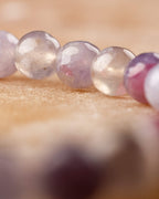 Detalle macro de las cuentas de Turmalina Rosa, tonos lila translucido junto a rosa palido