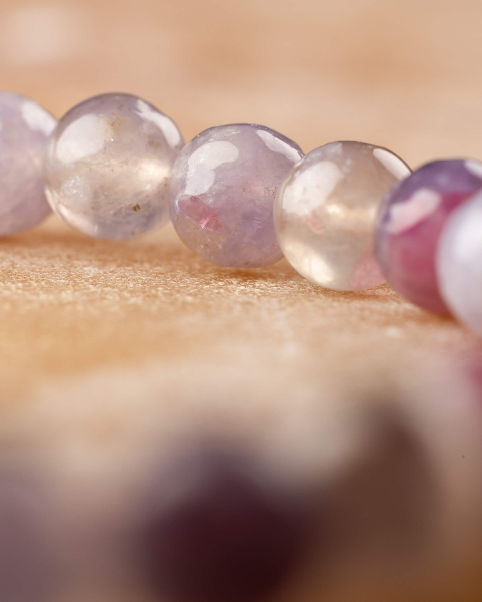 Detalle macro de las cuentas de Turmalina Rosa, tonos lila translucido junto a rosa palido