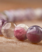 Detalle macro de las cuentas de Turmalina Rosa, tonos morado y rosa intenso