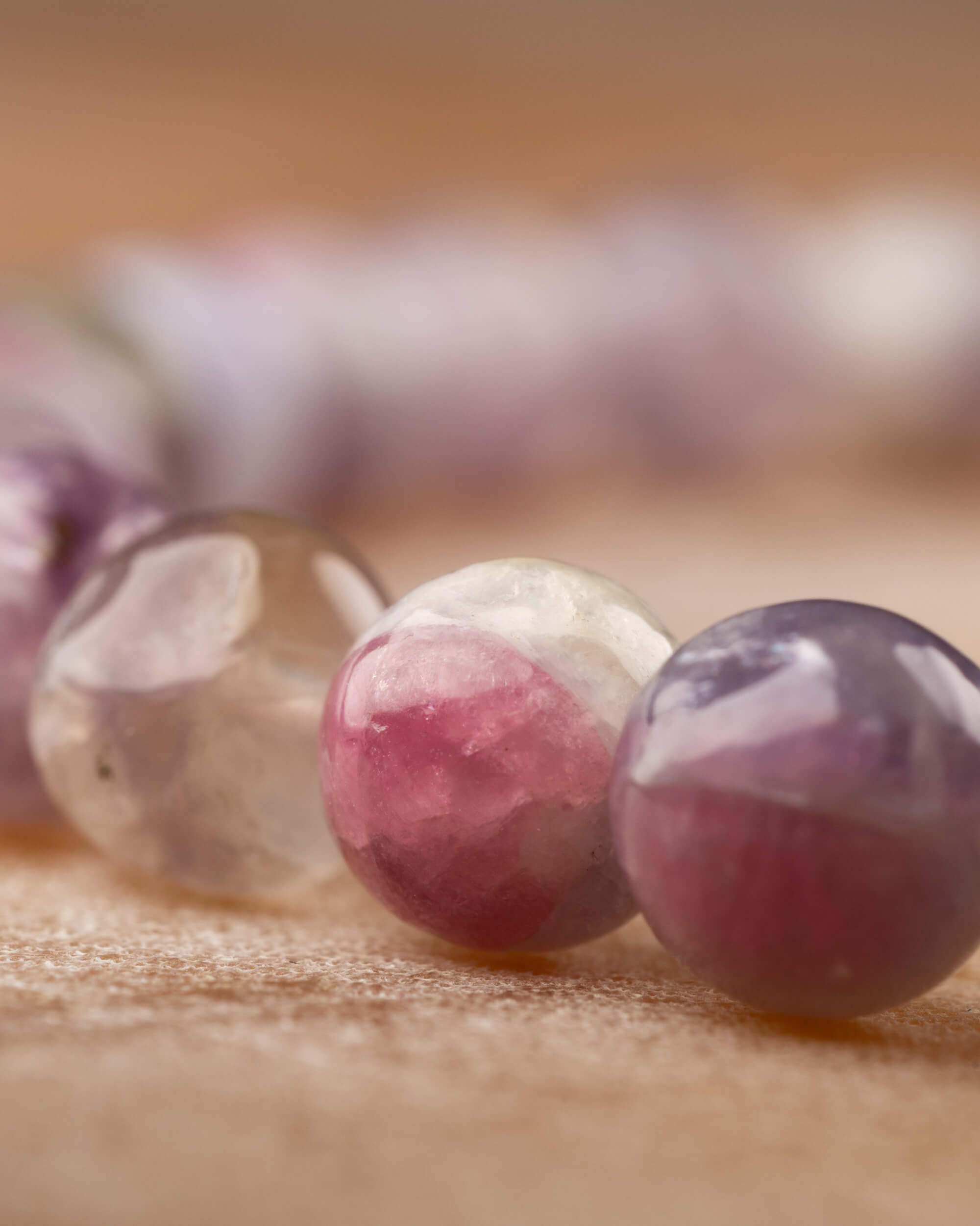 Detalle macro de las cuentas de Turmalina Rosa, tonos morado y rosa intenso