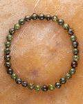 Pulsera de Jaspe Sangre de Dragón de 6 mm, pieza completa en círculo sobre mármol claro