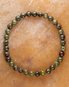 Pulsera de Jaspe Sangre de Dragón de 6 mm, pieza completa en círculo sobre mármol claro