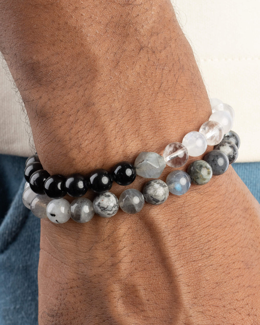 Codificador Dualidad puesto en la muñeca junto a otra pulsera, negro y gris claro