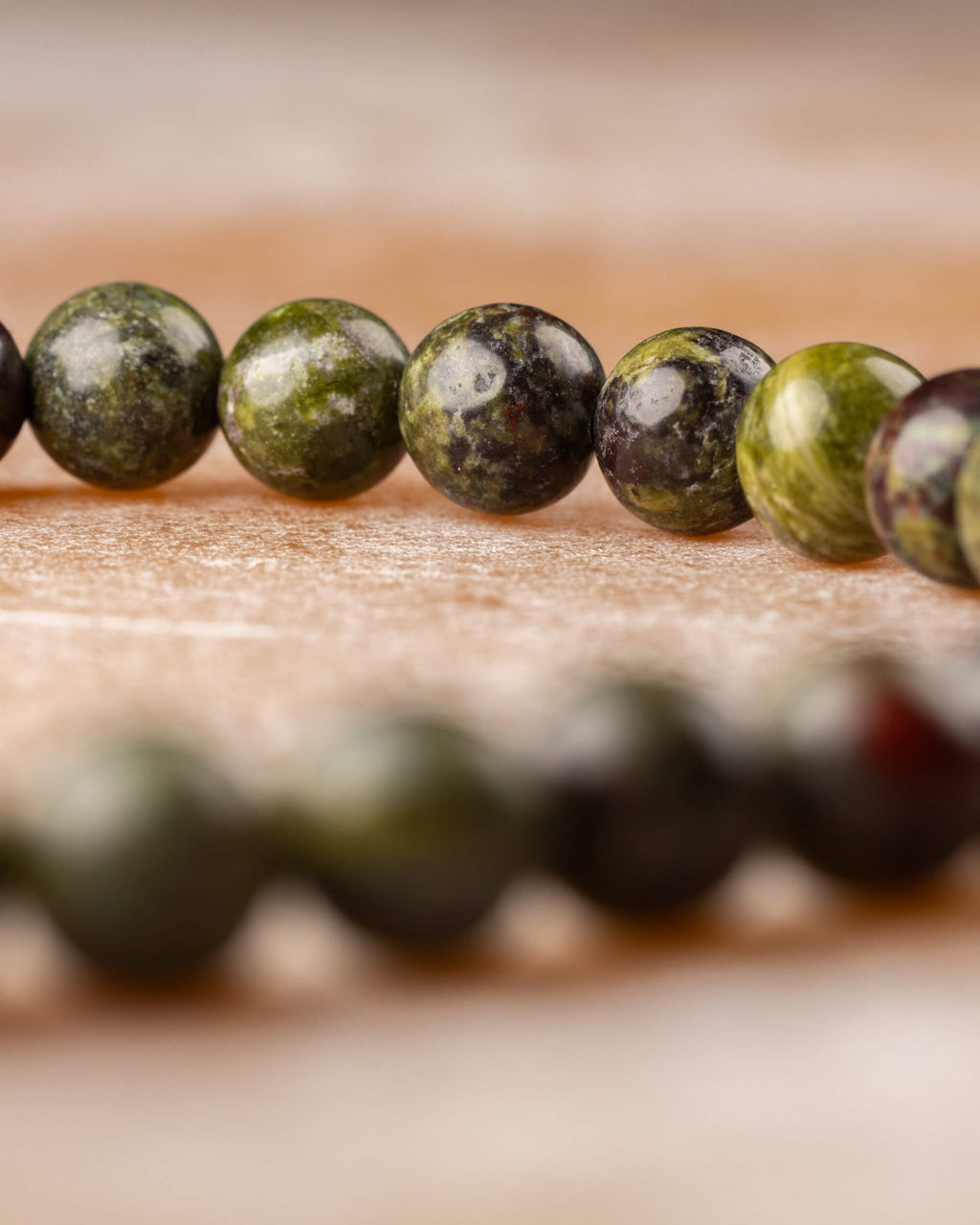 Pulsera de Jaspe Sangre de Dragón en curva, cuentas verdes y rojizas al frente
