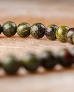 Pulsera de Jaspe Sangre de Dragón en curva, cuentas verdes y rojizas al frente