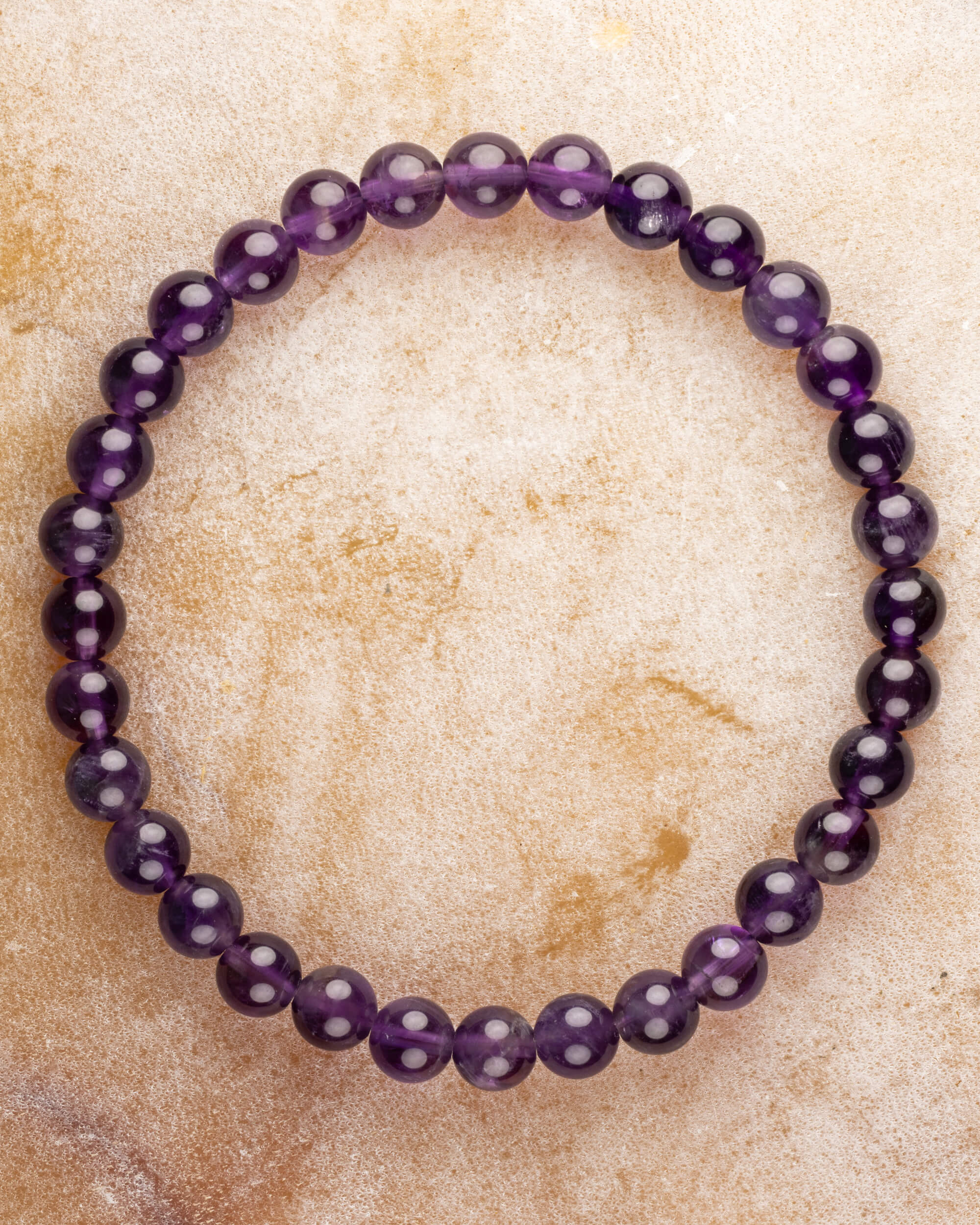 Pulsera de Amatista de 6 mm, pieza completa en círculo sobre superficie clara
