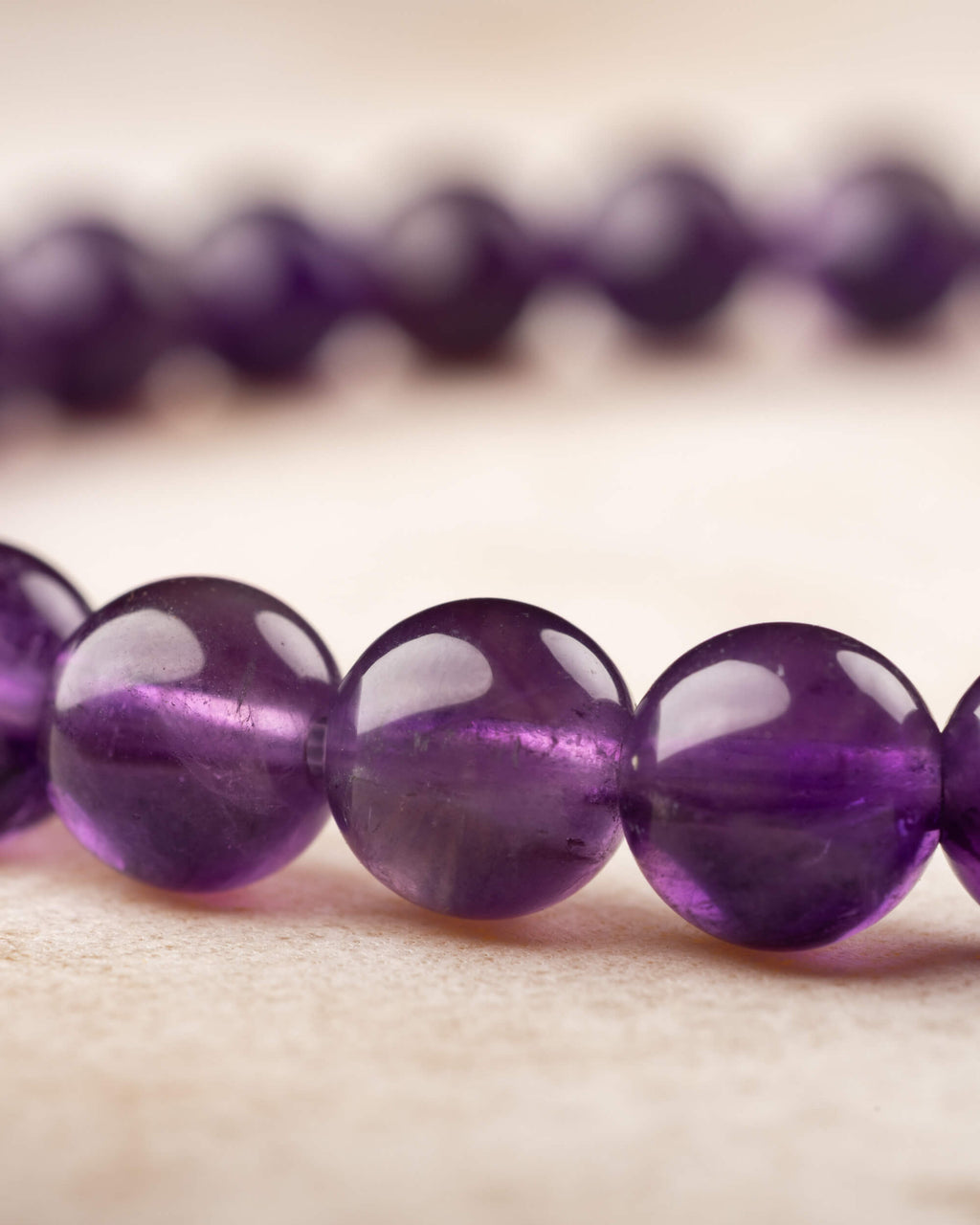 Cuentas de Amatista en primer plano mostrando su tono violeta profundo