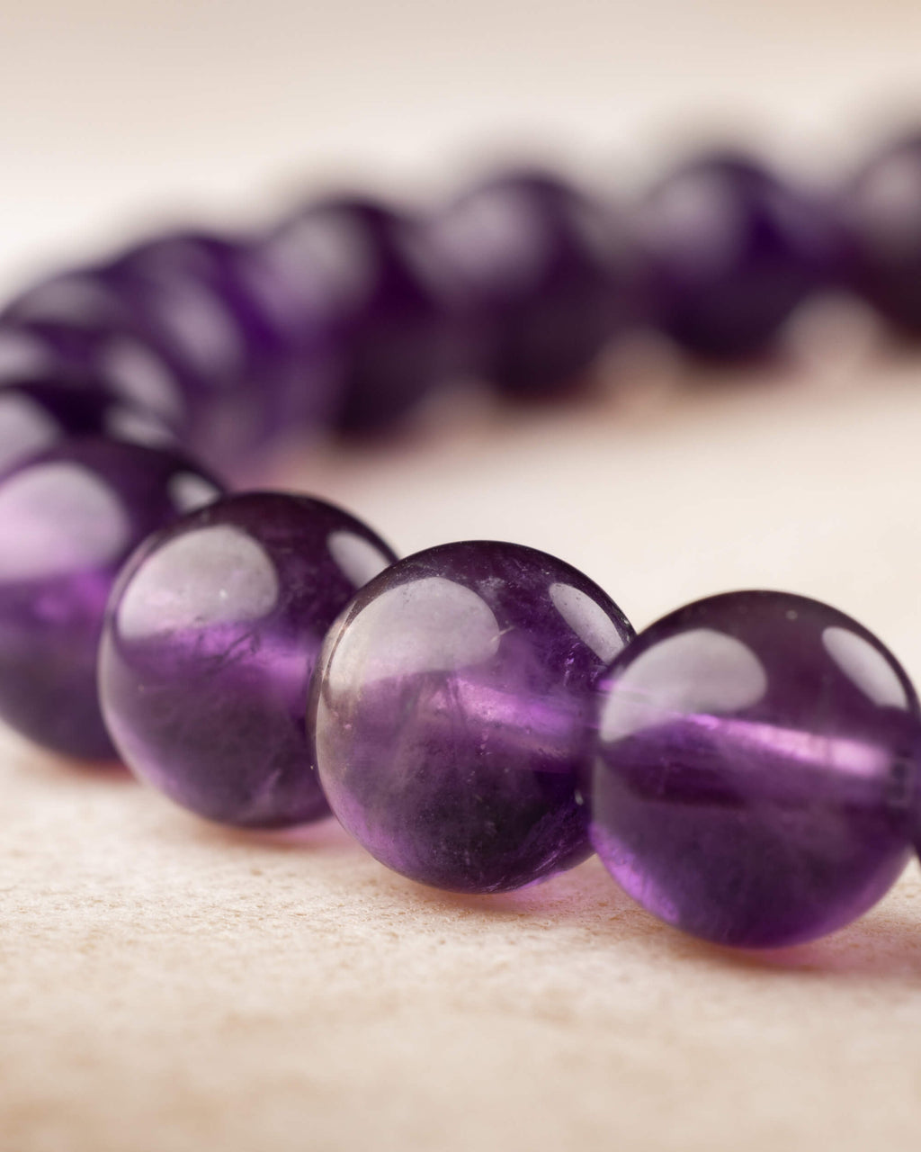 Pulsera de Amatista en curva, cuentas nítidas al frente y difuminadas atrás