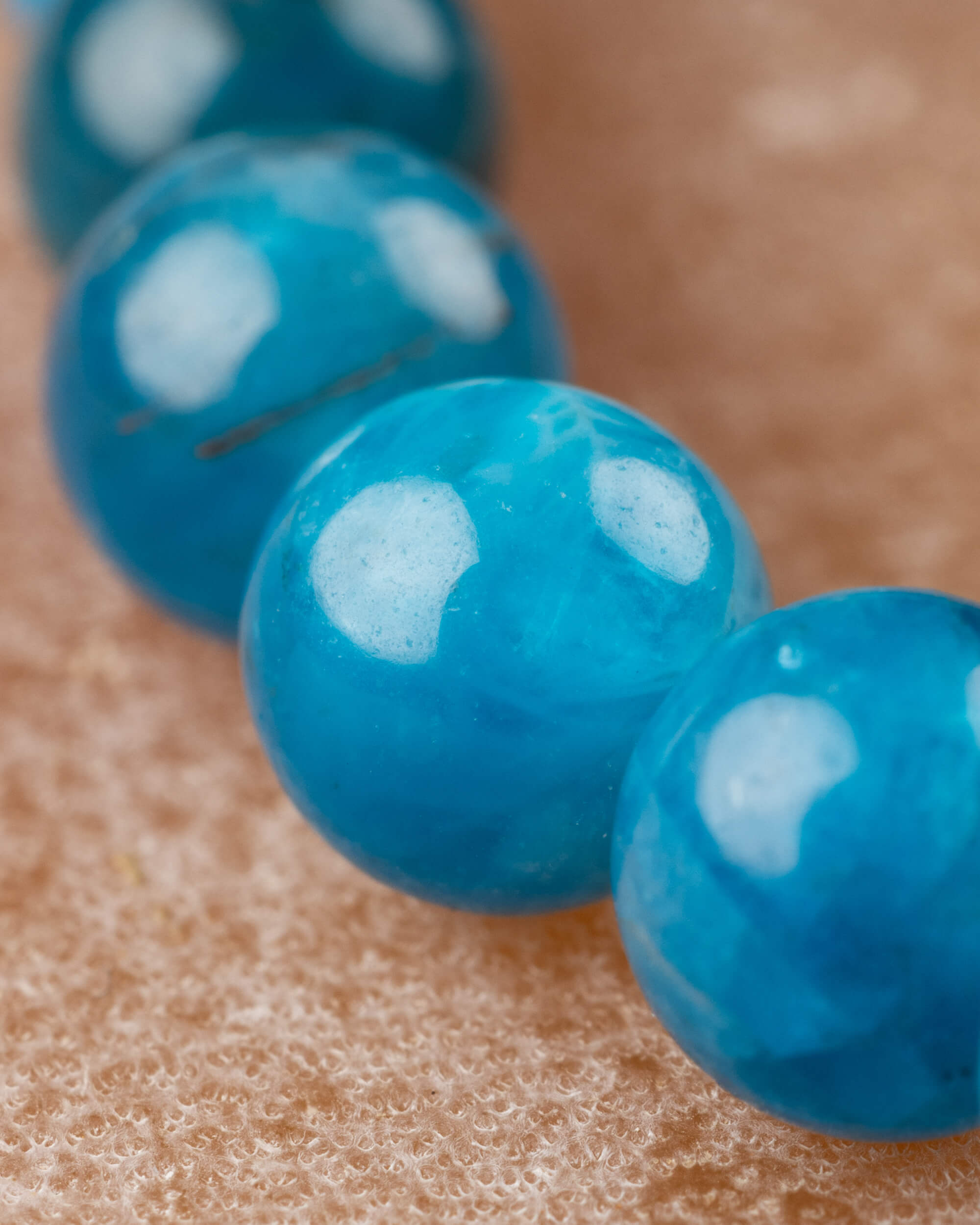 Detalle macro de cuentas de Apatita Azul en tonos claro y oscuro