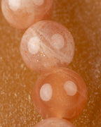 Detalle macro de las cuentas de Piedra Sol Naranja con brillos internos