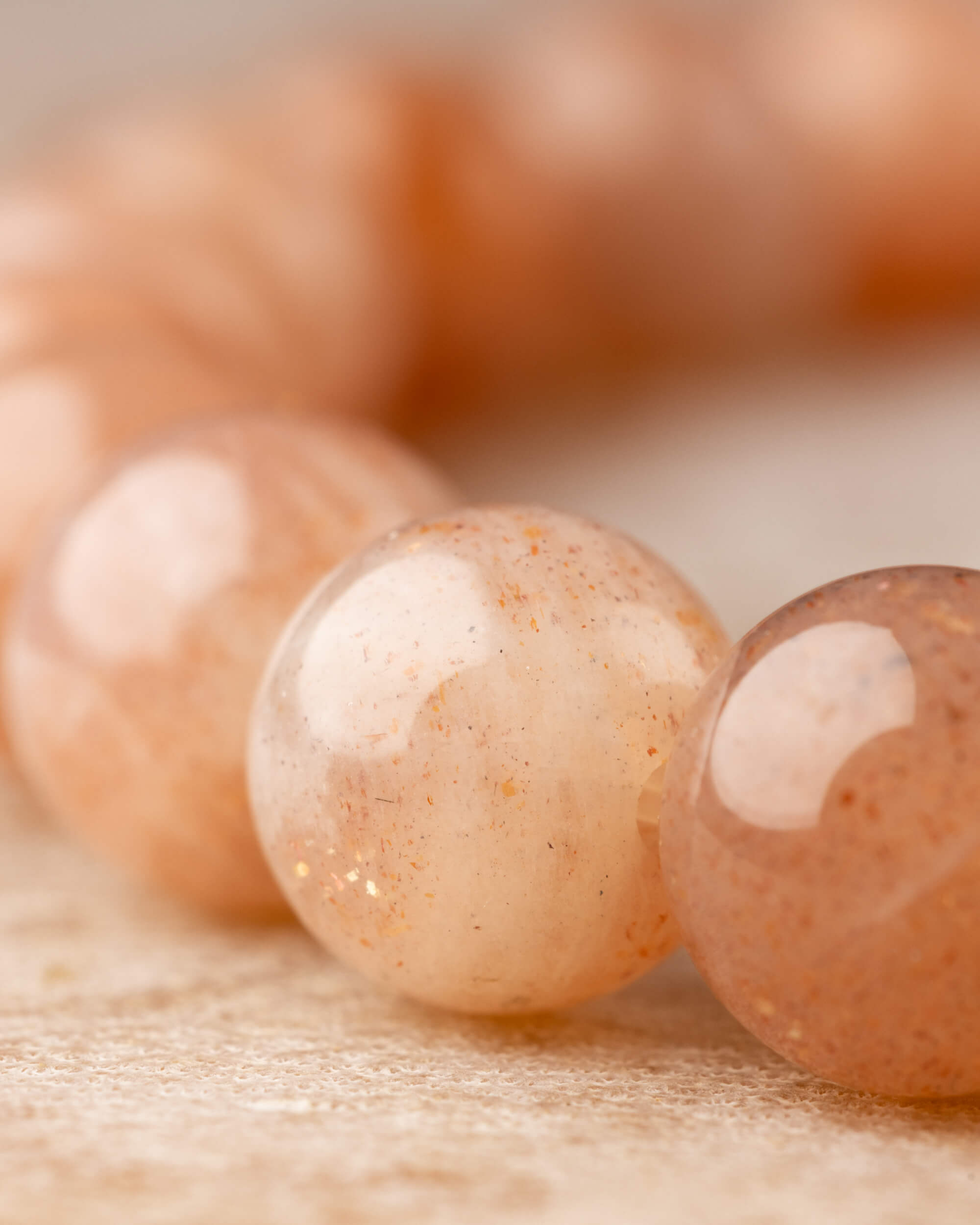 Detalle macro de las cuentas de Piedra Sol Naranja en distintos tonos