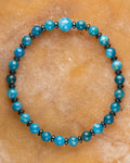 Pulsera de Apatita Azul y Hematita, pieza completa en círculo sobre superficie clara