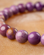 Curva de la pulsera de Fosfosiderita con cuentas moradas enfocadas al frente