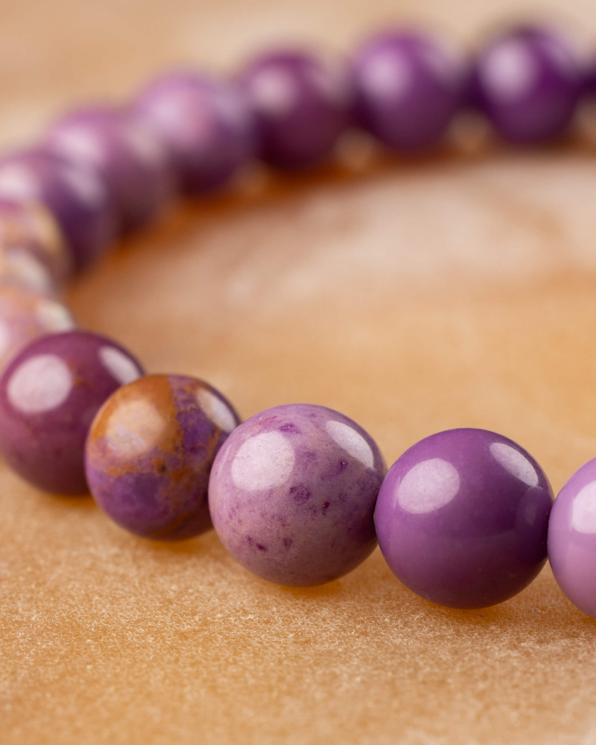 Curva de la pulsera de Fosfosiderita con cuentas moradas enfocadas al frente
