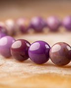 Detalle cercano de cuentas de Fosfosiderita en varios tonos de morado