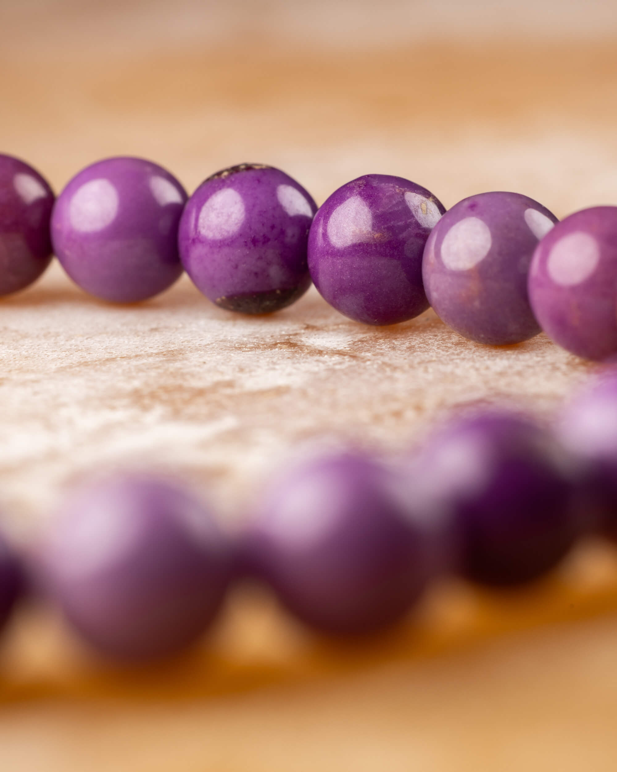 Cuentas de Fosfosiderita en ángulo con difuminado morado al fondo