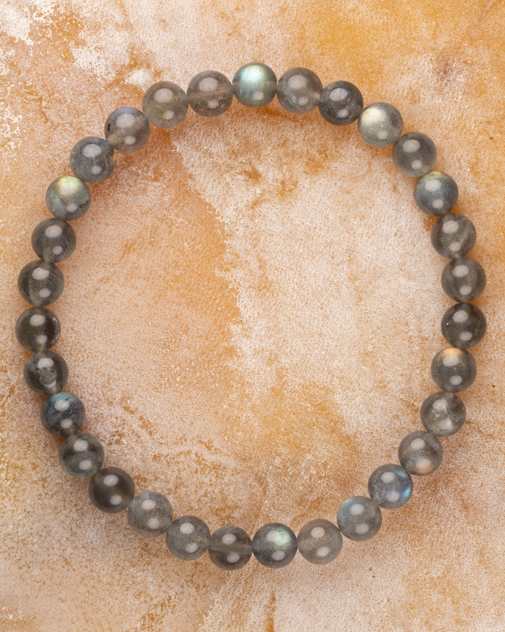 Pulsera de Labradorita de 6 mm, pieza completa en círculo sobre superficie clara