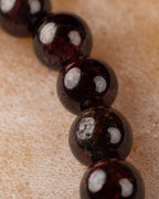 Cuentas de Granate Rojo en ángulo con brillo rojizo intenso
