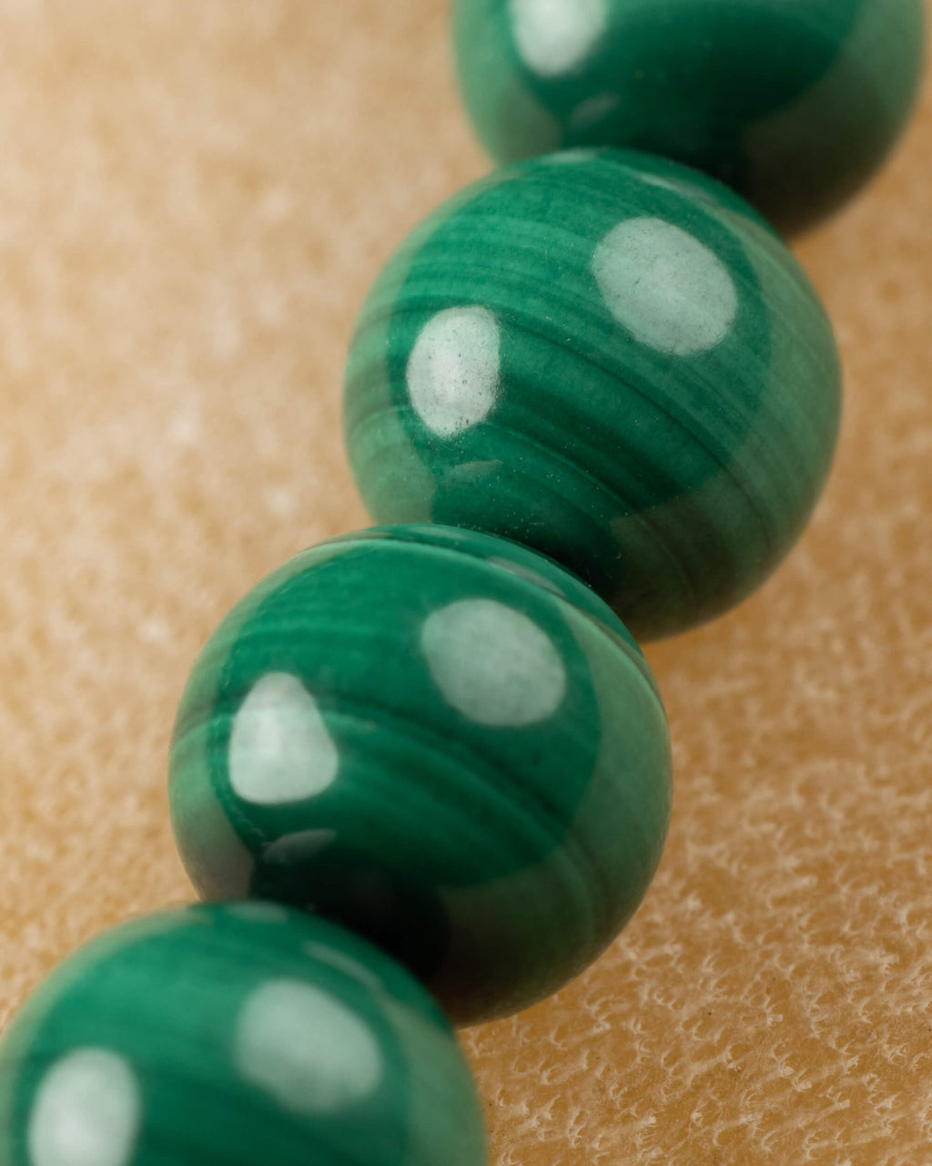 Detalle macro de cuentas de Malaquita, con las franjas verdes características