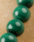 Detalle macro de cuentas de Malaquita, con las franjas verdes características