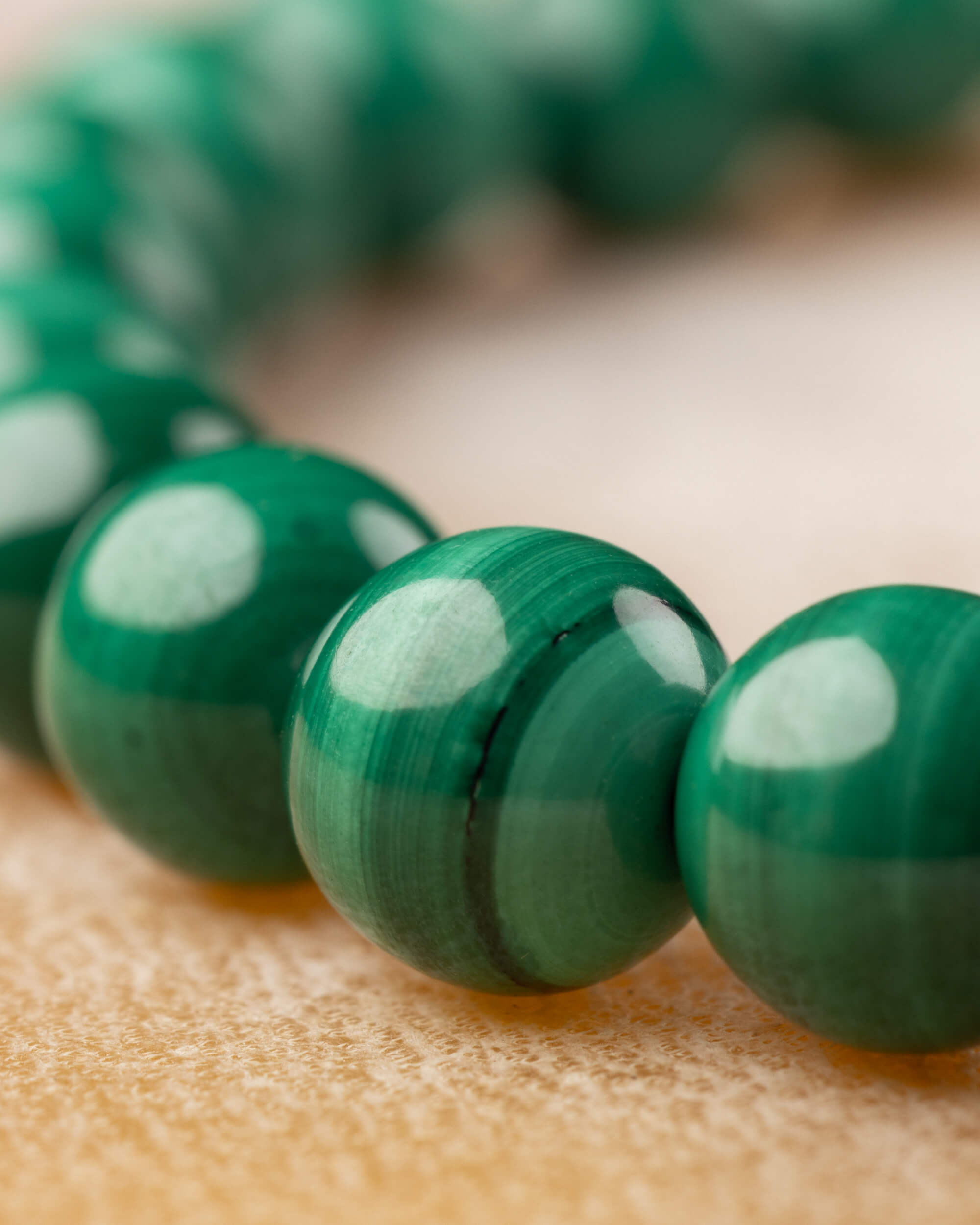 Pulsera de Malaquita en ángulo bajo, doble hilera de cuentas verdes visible