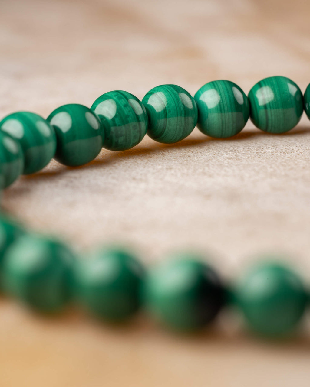 Pulsera de Malaquita con doble hilera de cuentas verdes sobre superficie clara