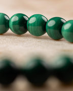Pulsera de Malaquita en ángulo bajo, franjas verdes concéntricas de las cuentas