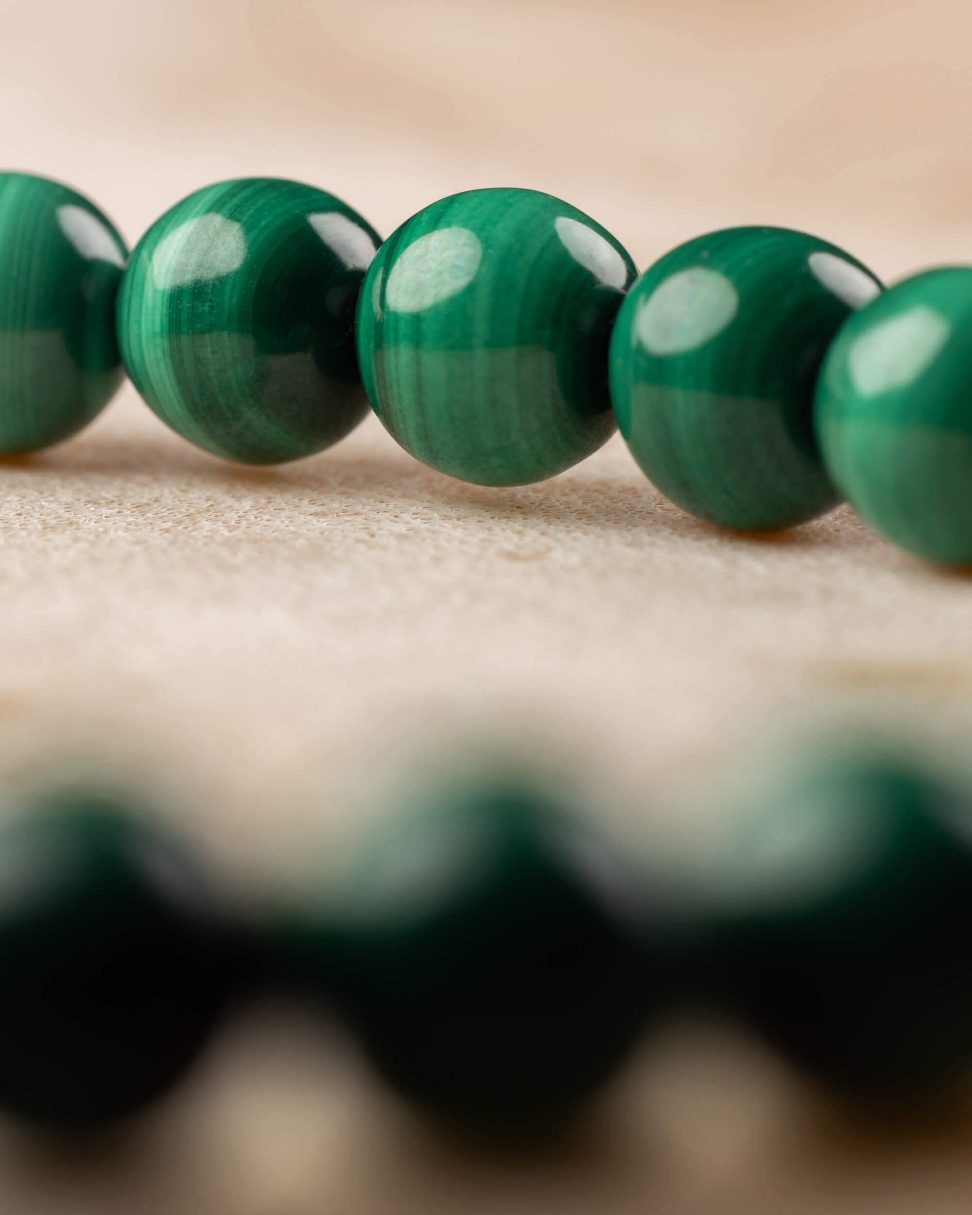 Pulsera de Malaquita en ángulo bajo, franjas verdes concéntricas de las cuentas