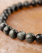 Pulsera de Ojo de Halcon en curva, enfoque en las cuentas del frente