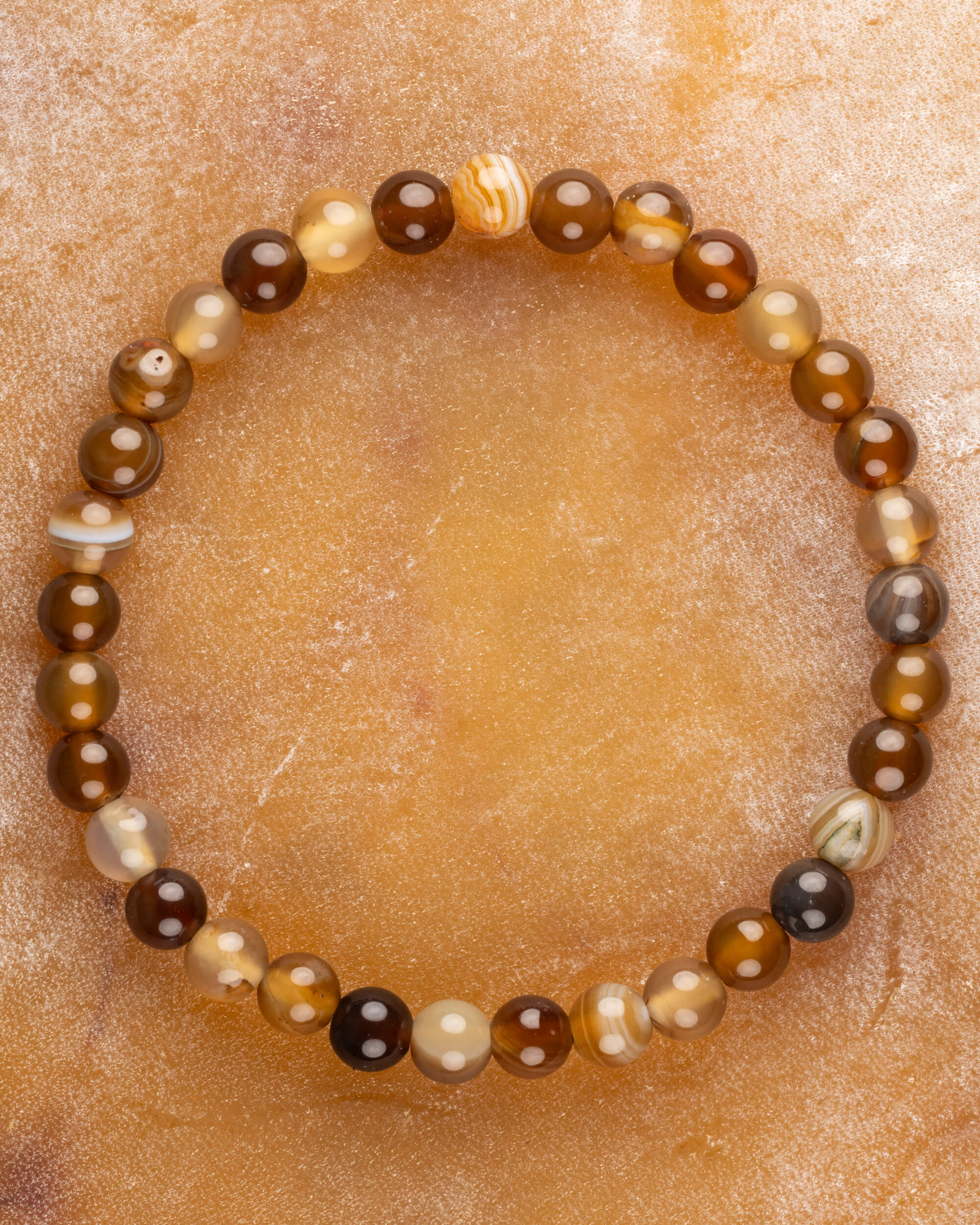 Pulsera de Ágata Café de 6 mm, pieza completa en círculo sobre superficie clara