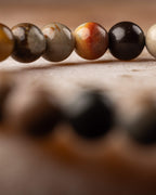 Pulsera de Madera Petrificada vista de cerca con la fila completa detrás