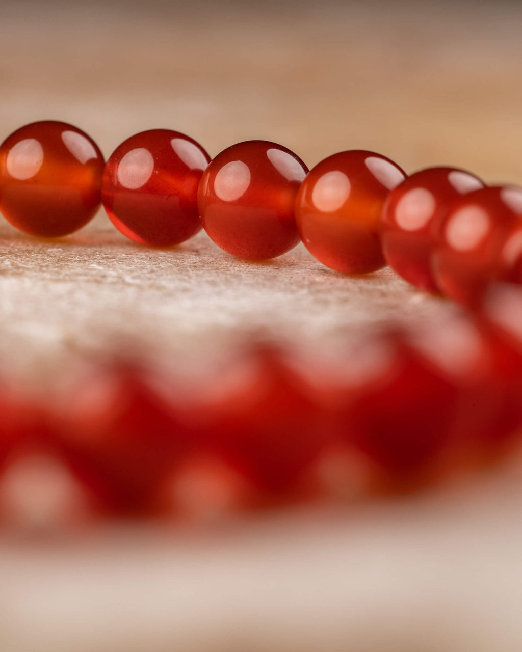 Vista en ángulo de la curva de cuentas rojas de la pulsera de Cornalina