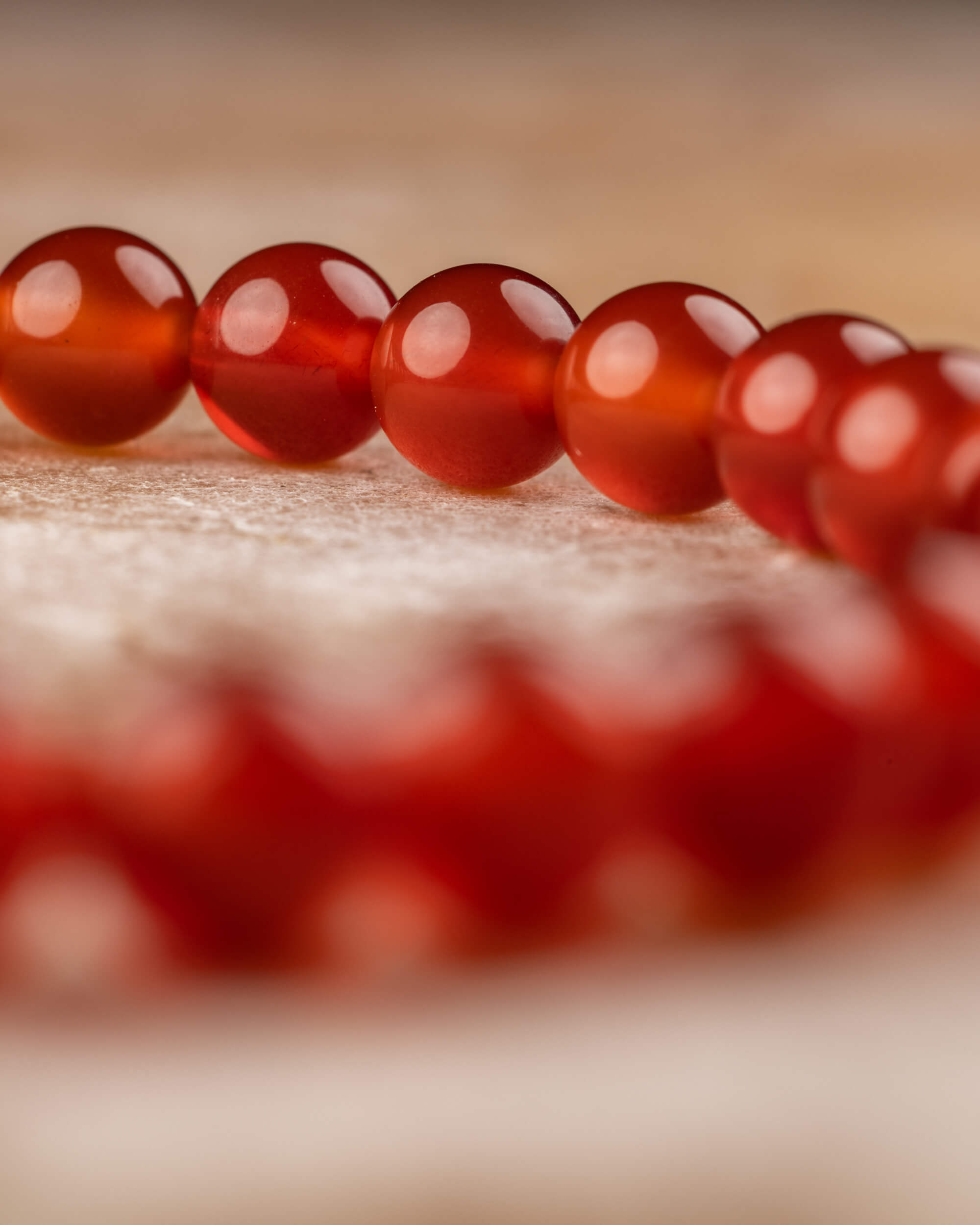 Vista en ángulo de la curva de cuentas rojas de la pulsera de Cornalina