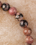 Macro de cuentas de Rodonita encaje negro en diagonal, tonos rosa, café y negro